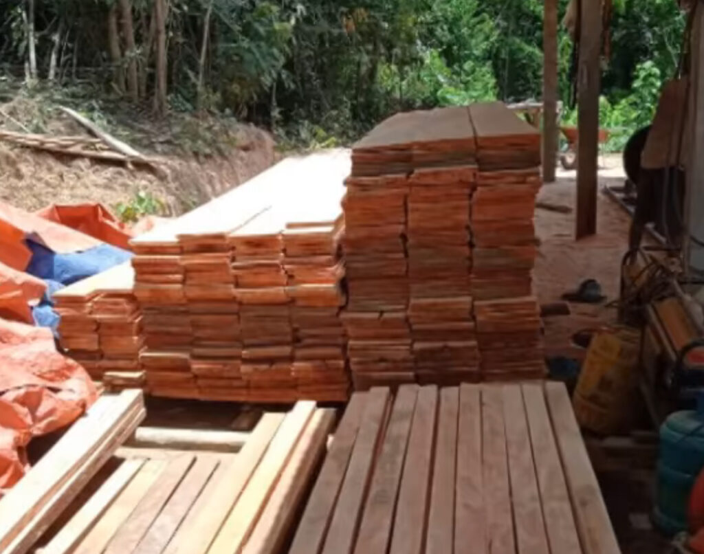 ເຈົ້າໜ້າທີ່ກັກຕົວຜູ້ລັກລອບການຕັ້ງໂຮງເລື່ອຍໄມ້ -           1024x806 - ເຈົ້າໜ້າທີ່ກັກຕົວຜູ້ລັກລອບການຕັ້ງໂຮງເລື່ອຍໄມ້