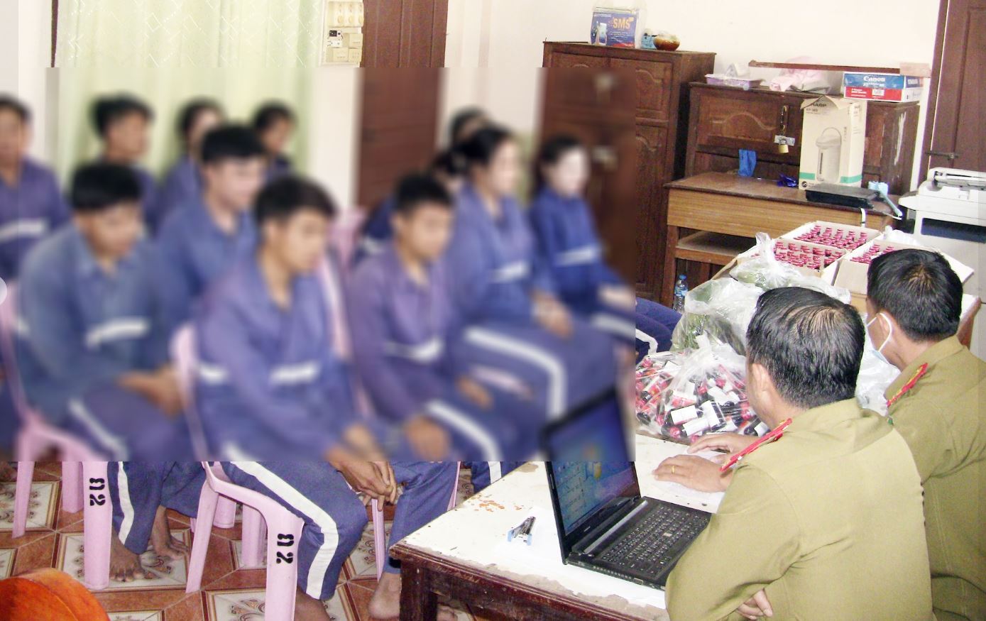 ປກສ ຄຳມ່ວນ ກັກຕົວກຸ່ມແກ້ງມົ່ວສຸມ ຄ້າ-ຂາຍ ໃບກະທ່ອມ 13 ຄົນ ມາສຶກສາອົບຮົມ - 741 - ປກສ ຄຳມ່ວນ ກັກຕົວກຸ່ມແກ້ງມົ່ວສຸມ ຄ້າ-ຂາຍ ໃບກະທ່ອມ 13 ຄົນ ມາສຶກສາອົບຮົມ ປກສ ຄຳມ່ວນ ກັກຕົວກຸ່ມແກ້ງມົ່ວສຸມ ຄ້າ-ຂາຍ ໃບກະທ່ອມ 13 ຄົນ ມາສຶກສາອົບຮົມ - 741 - ປກສ ຄຳມ່ວນ ກັກຕົວກຸ່ມແກ້ງມົ່ວສຸມ ຄ້າ-ຂາຍ ໃບກະທ່ອມ 13 ຄົນ ມາສຶກສາອົບຮົມ