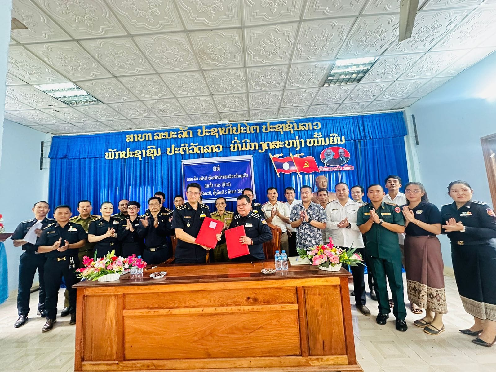 ມອບ-ຮັບໜ້າທີ່ຫົວໜ້າດ່ານພາສີສາກົນພູເກືອ ຜູ້ເກົ່າ ແລະ ຜູ້ໃໝ່ - 584976 - ມອບ-ຮັບໜ້າທີ່ຫົວໜ້າດ່ານພາສີສາກົນພູເກືອ ຜູ້ເກົ່າ ແລະ ຜູ້ໃໝ່ ມອບ-ຮັບໜ້າທີ່ຫົວໜ້າດ່ານພາສີສາກົນພູເກືອ ຜູ້ເກົ່າ ແລະ ຜູ້ໃໝ່ - 584976 - ມອບ-ຮັບໜ້າທີ່ຫົວໜ້າດ່ານພາສີສາກົນພູເກືອ ຜູ້ເກົ່າ ແລະ ຜູ້ໃໝ່