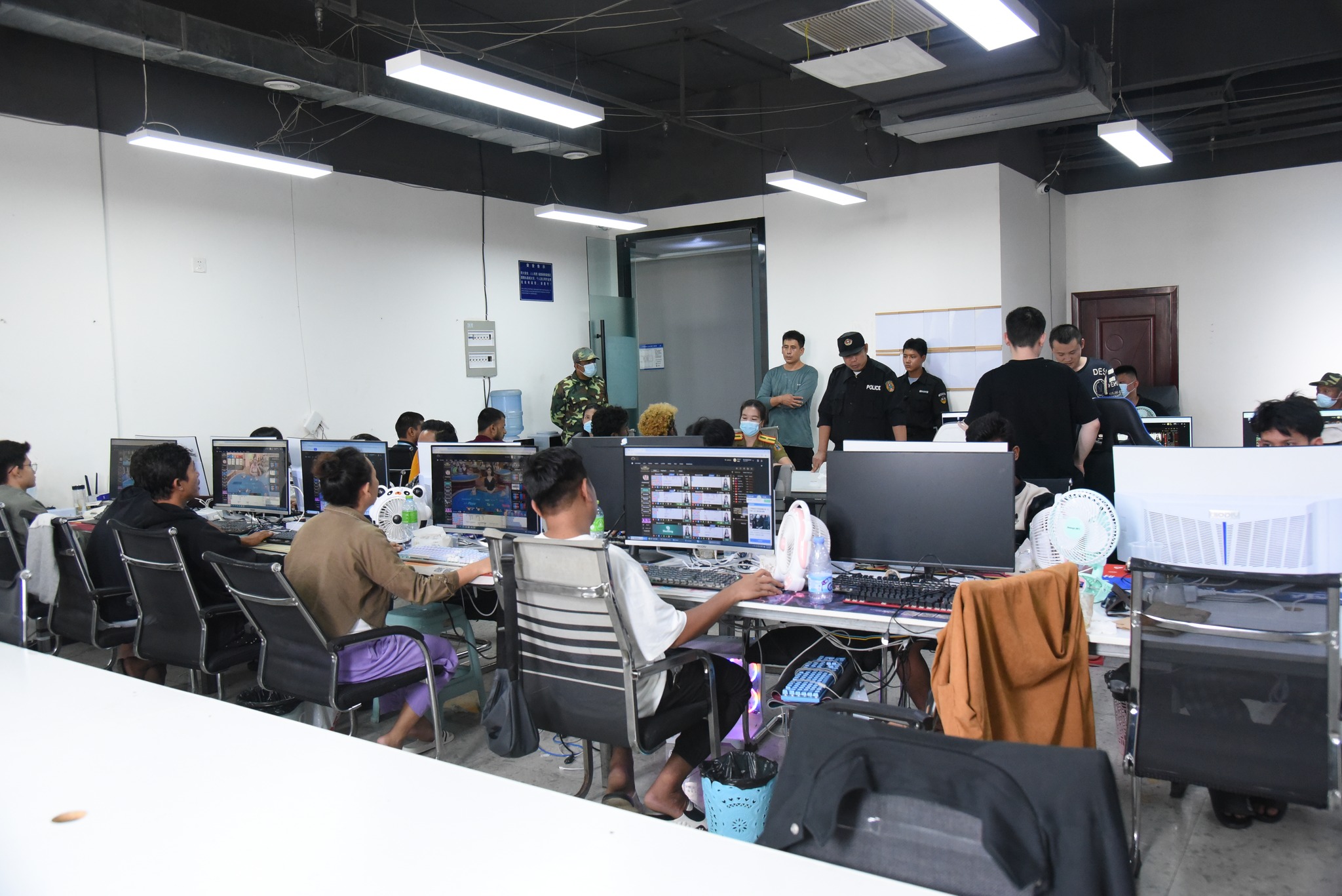 ປກສ ເຂດເສດຖະກິດພິເສດສາມຫລ່ຽມຄຳ ສາມາດມ້າງກຸ່ມແກ້ງຄໍເຊັນເຕີ ໄດ້ 9 ຄັ້ງ ແລະ ປີ 2025 ສືບຕໍ່ລົບລ້າງກຸ່ມຄໍເຊັນເຕີໃຫ້ໝົດໄປ ຈາກເຂດເສດຖະກິດພິເສດສາມຫລ່ຽມຄຳ - 471848186 1145093030953287 7596743246338498889 n - ປກສ ເຂດເສດຖະກິດພິເສດສາມຫລ່ຽມຄຳ ສາມາດມ້າງກຸ່ມແກ້ງຄໍເຊັນເຕີ ໄດ້ 9 ຄັ້ງ ແລະ ປີ 2025 ສືບຕໍ່ລົບລ້າງກຸ່ມຄໍເຊັນເຕີໃຫ້ໝົດໄປ ຈາກເຂດເສດຖະກິດພິເສດສາມຫລ່ຽມຄຳ ປກສ ເຂດເສດຖະກິດພິເສດສາມຫລ່ຽມຄຳ ສາມາດມ້າງກຸ່ມແກ້ງຄໍເຊັນເຕີ ໄດ້ 9 ຄັ້ງ ແລະ ປີ 2025 ສືບຕໍ່ລົບລ້າງກຸ່ມຄໍເຊັນເຕີໃຫ້ໝົດໄປ ຈາກເຂດເສດຖະກິດພິເສດສາມຫລ່ຽມຄຳ - 471848186 1145093030953287 7596743246338498889 n - ປກສ ເຂດເສດຖະກິດພິເສດສາມຫລ່ຽມຄຳ ສາມາດມ້າງກຸ່ມແກ້ງຄໍເຊັນເຕີ ໄດ້ 9 ຄັ້ງ ແລະ ປີ 2025 ສືບຕໍ່ລົບລ້າງກຸ່ມຄໍເຊັນເຕີໃຫ້ໝົດໄປ ຈາກເຂດເສດຖະກິດພິເສດສາມຫລ່ຽມຄຳ